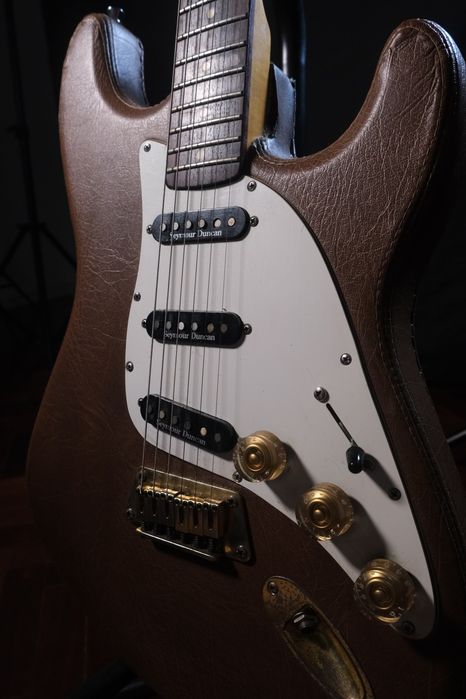 Stratocaster Custom Frankenstein Revestida em Cabedal – Fenix Vintage + 3x Seymour Duncan + Hardcase