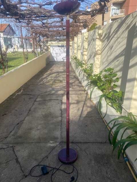 Candeeiro de Pe  em foncionamento com lampeda Led