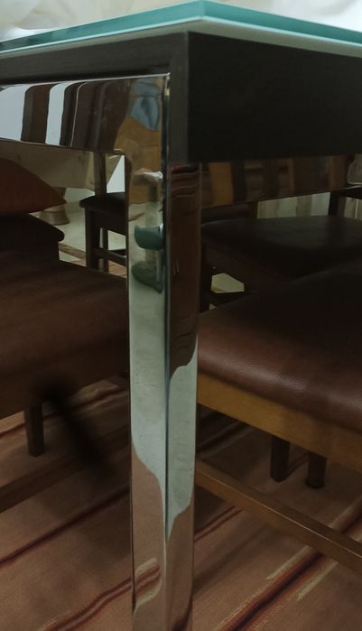 Mesa de vidro e madeira, com 2m , extensível.