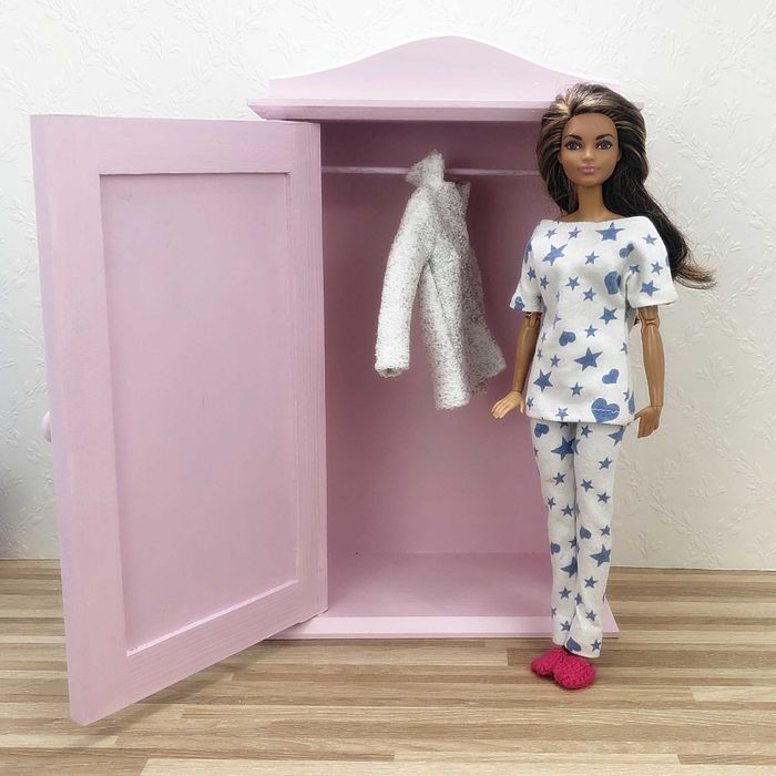 drewniana szafa dla lalek z wieszaczkami