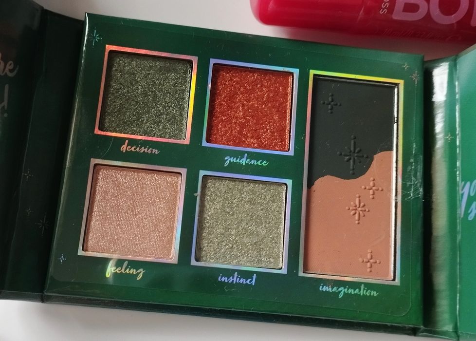Zestaw kosmetyków Essence gratis nausznica Berries