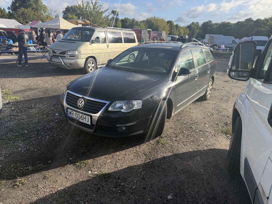 Passat jezdzi skreca hamuje