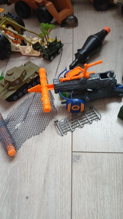 військові авто hasbro та звичайні