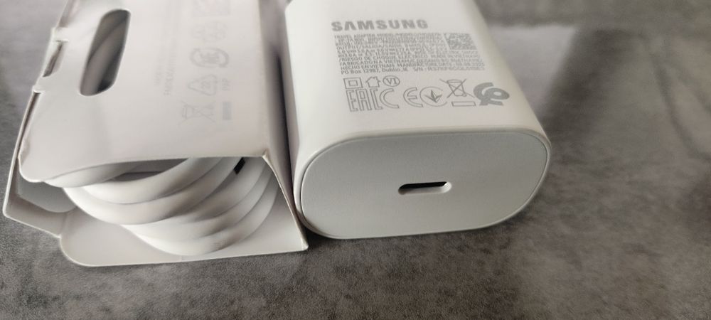 Kompaktowa, szybka ładowarka do telefonów Samsung, kabel 1m.
