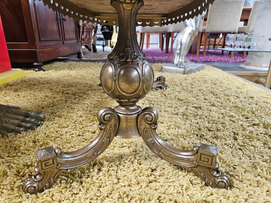 Mesa de centro com estrutura em latão e tampo em pedra - ópti