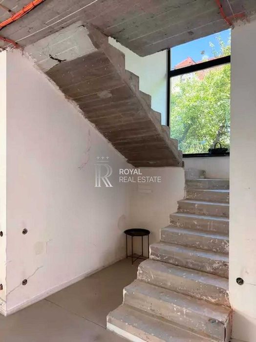 Продаж Будинок Київ Голосіївський район вул. Малокитаївська 300 м² 4 спальні Ділянка 5 соток Газ Гараж Підвал 20 кВт Під чистове оздоблення