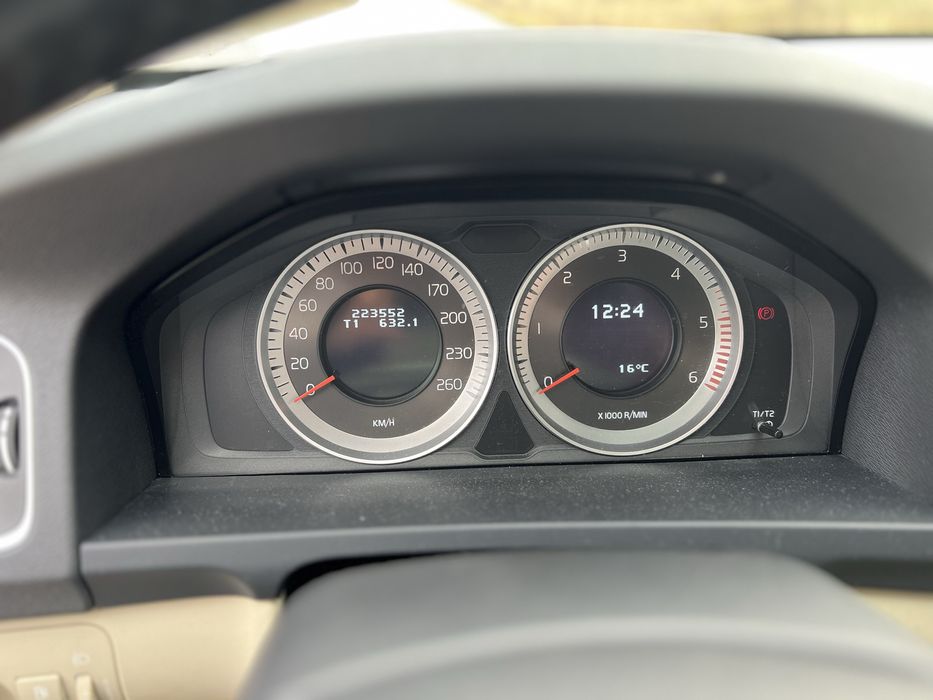 Автомобіль Volvo V60