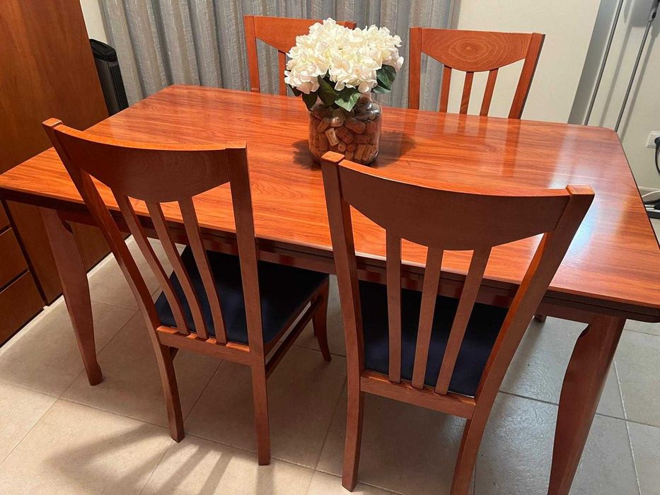 Mesa de jantar em cerejeira + 4 cadeiras em optimo estado