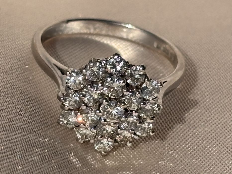 Pièkny pierścionek złoty 18k /Au 750 z Diamentami 4.87g