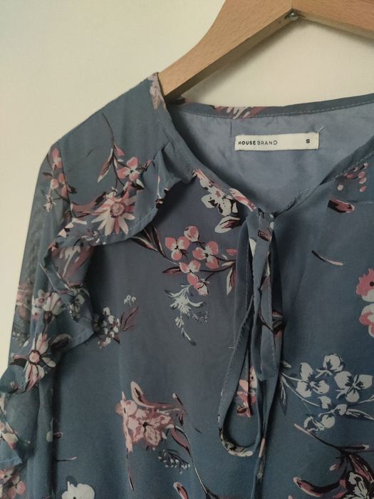 Niebieska sukienka w kwiaty i wiązanie