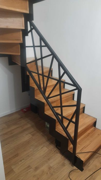Balustrady wewnętrzne i zewnętrzne barierki poręcze balkony