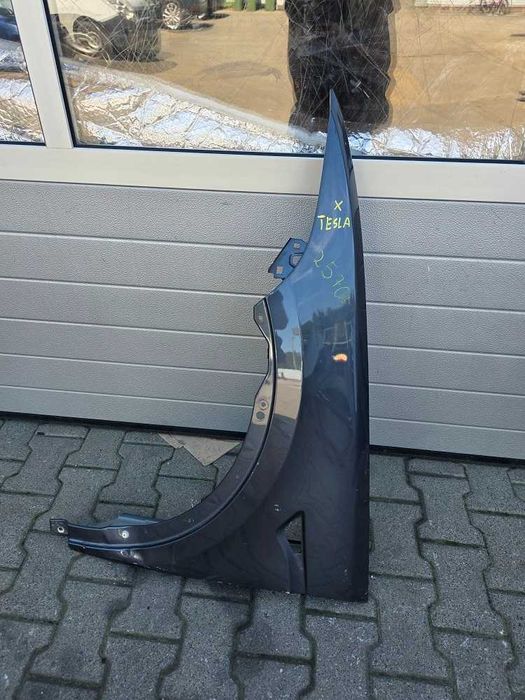 Tesla X 15r.- Błotnik Przód Lewy