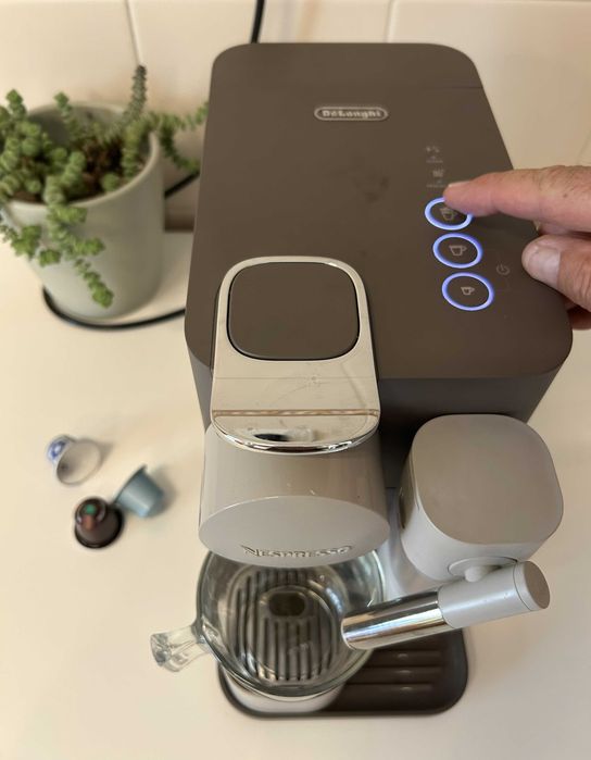 Máquina Café NESPRESSO Delonghi Lattissima ONE