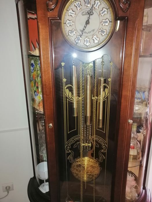 Relógio de sala antigo com pendolos e vários toques