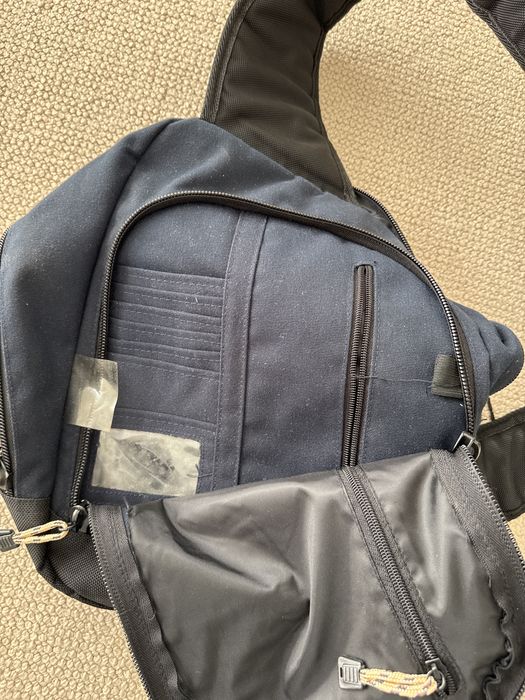 Mochila Faconable azul escura com uma alca