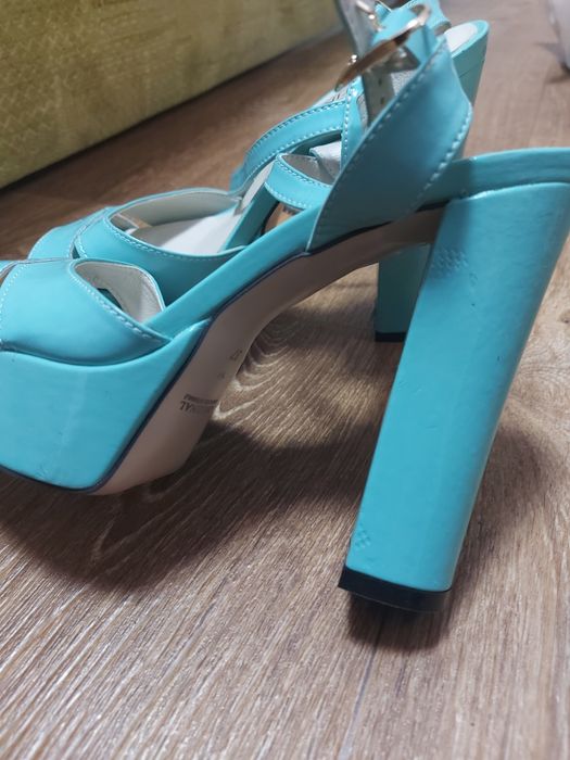 Босоножки 37р. новые