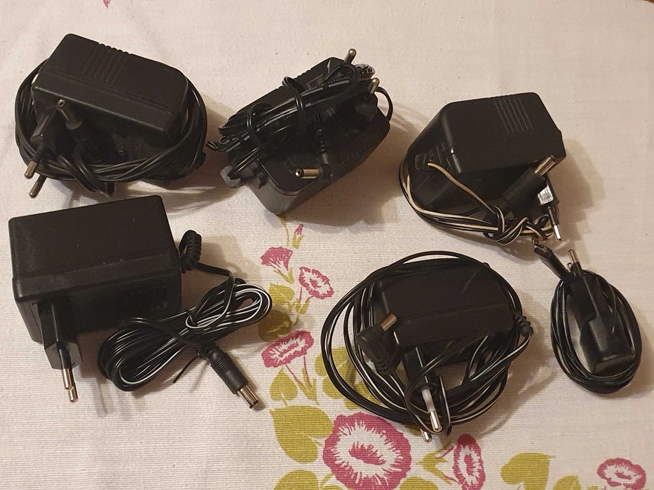Ładowarki i kable.