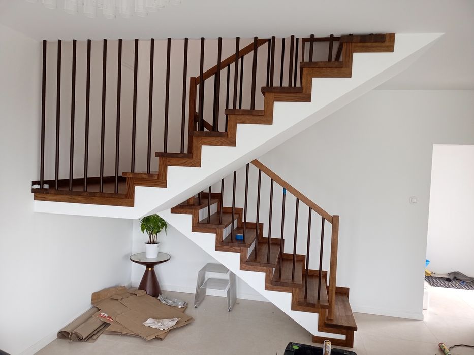 Schody drewniane na beton, samonośne, balustrady LOFT