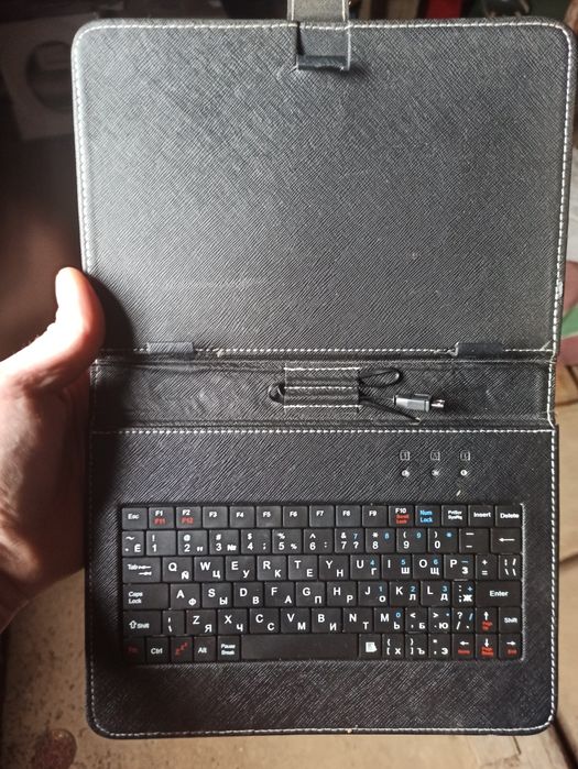 Продам чехол для планшета с клавиатурой под размер 8-10 дюймов