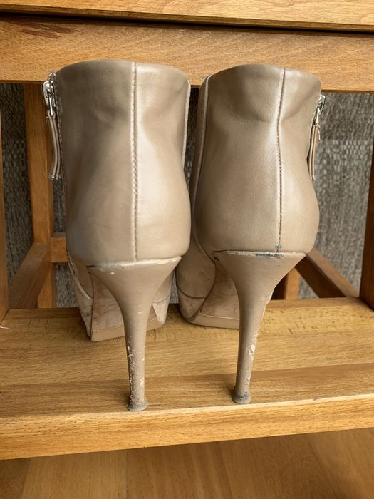 Botins bege da Stradivarius