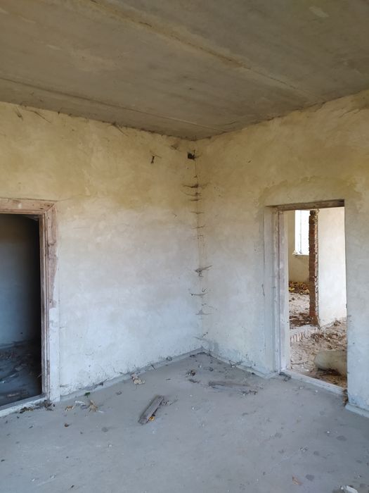 Незавершена будівля.