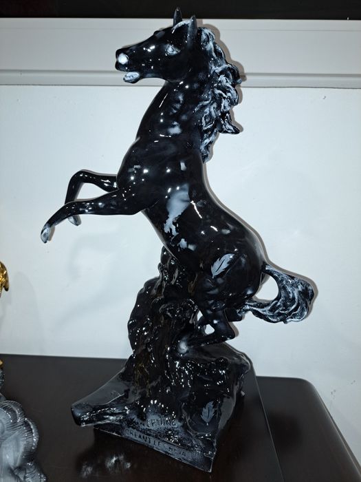 Cavalo decorativo em resina , pintura exclusiva