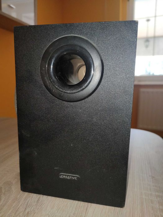 Subwoofer bas tuba z głośnikami i kablami