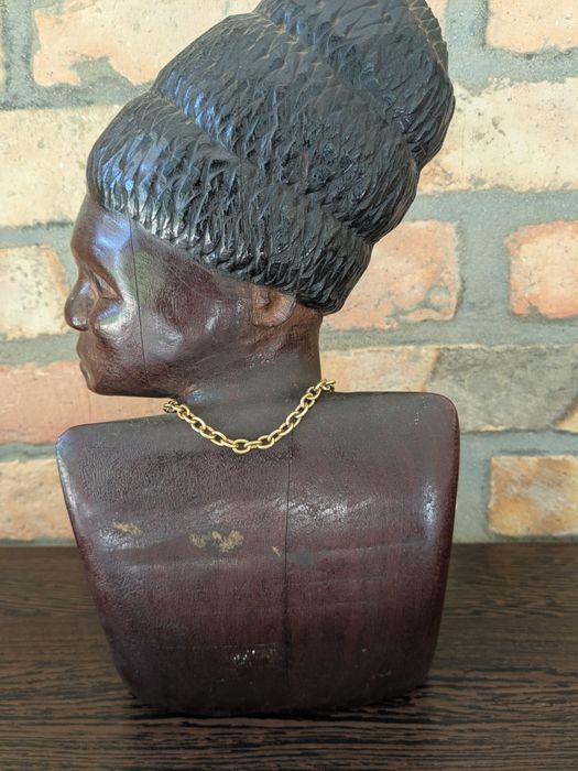 Decoração artesanal origem África mulher.