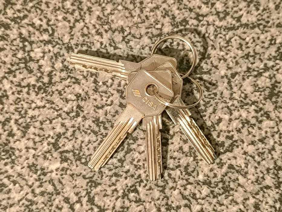 Fechadura nova marca CISA com 4 chaves.