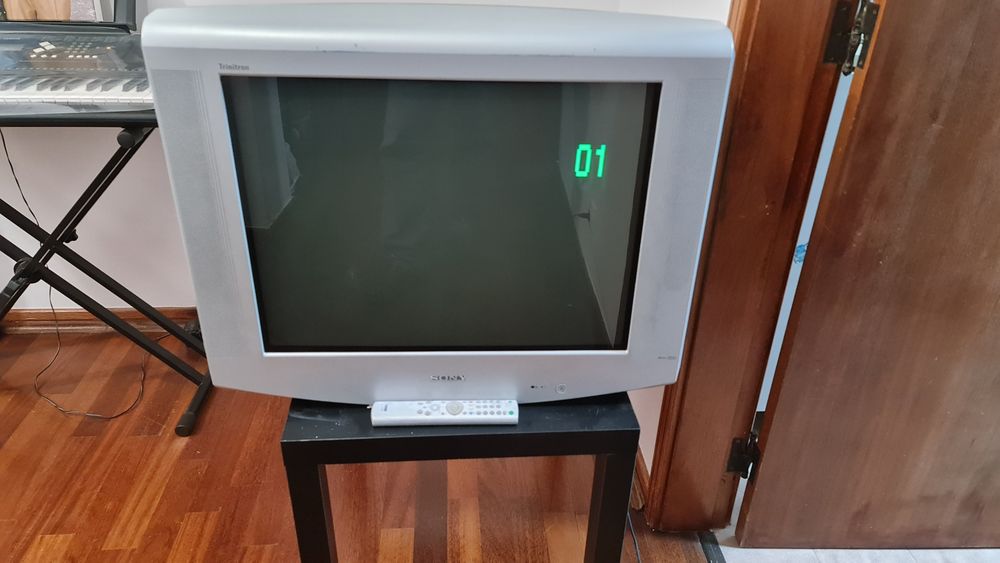 Vendo tv sony a funcionar muito bem. Inclui comando