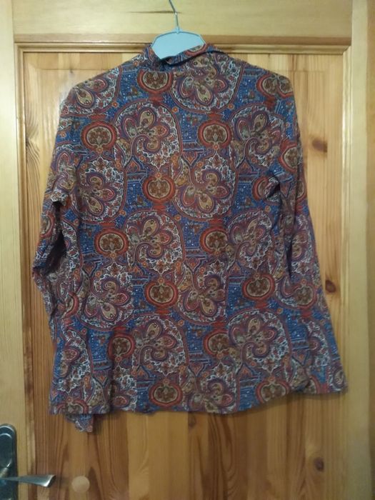 Wzorzysta koszula.