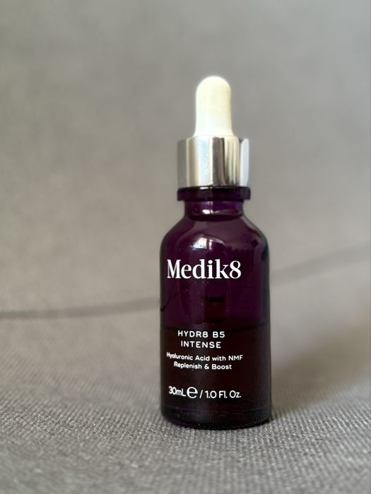 Medik 8 сироватка з гіалуроновою кислотою й NMF HYDR8 B5™ INTENSE