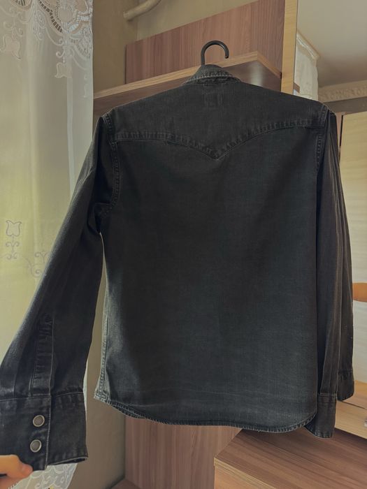 стандартна чоловіча джинсова сорочка від бренду Levi's