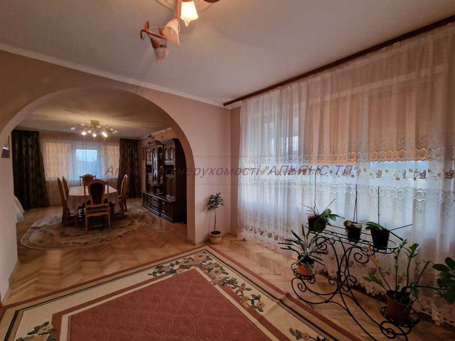 Будинок поряд з Ужгородом