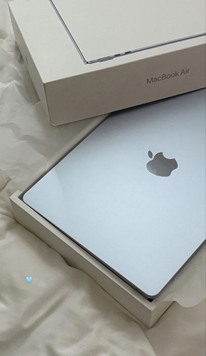 MacBook Air APPLE Azul Céu (13.6'' - Apple M4 10-Core - RAM: 16 GB - 256 GB SSD - 8-Core)