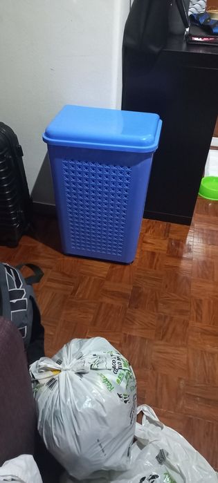 Cestos multiusos e outro para roupa suja