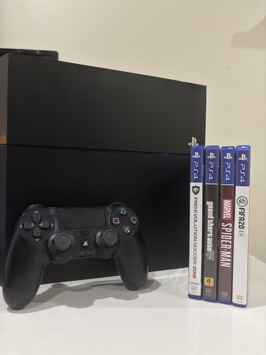 Playstation 4 com comando e jogos incluidos.
