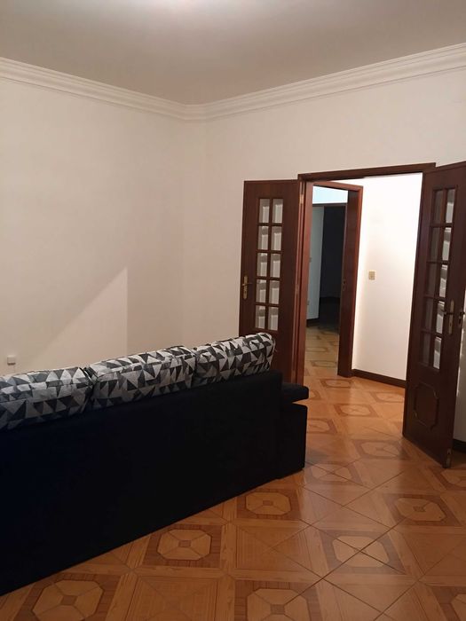 Apartamento T3 com Sótão Equipado e Duas Garagens