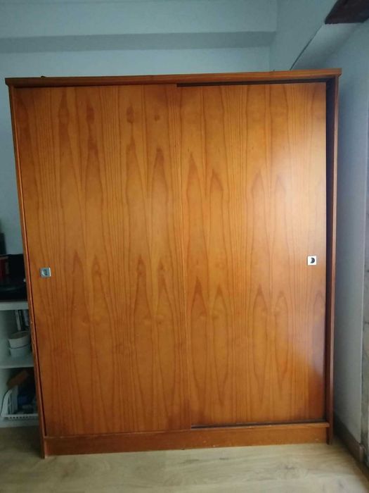 ROUPEIRO DE MADEIRA COR MEL - Usado mas ESTIMADO - 1,51x1,85x0,59