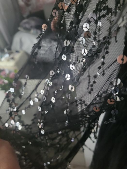 Czarna sukienka tiulowa ze srebrnymi cekinowymi frędzlami 42-44