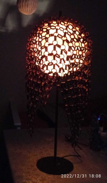 Lampa stojąca z ozdobną ratanową winoroślą