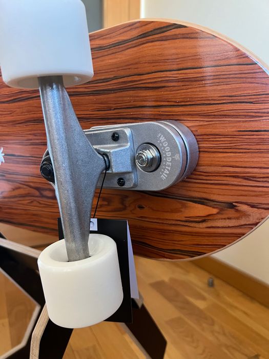 Surfskate com etiqueta