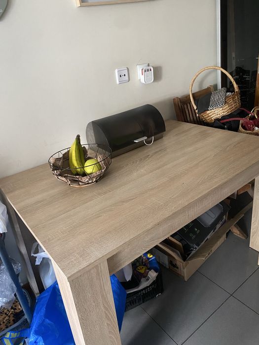 Mesa cozinha muito bonita com bancos corridos