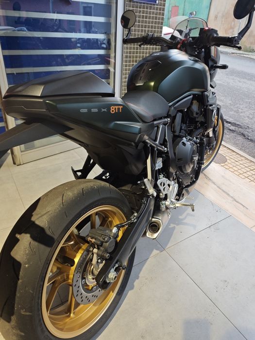 Suzuki GSX- 8tt verde