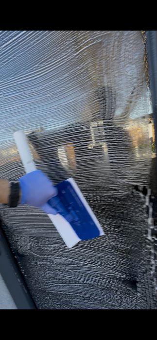 Миття вікон, вітрин, панелей