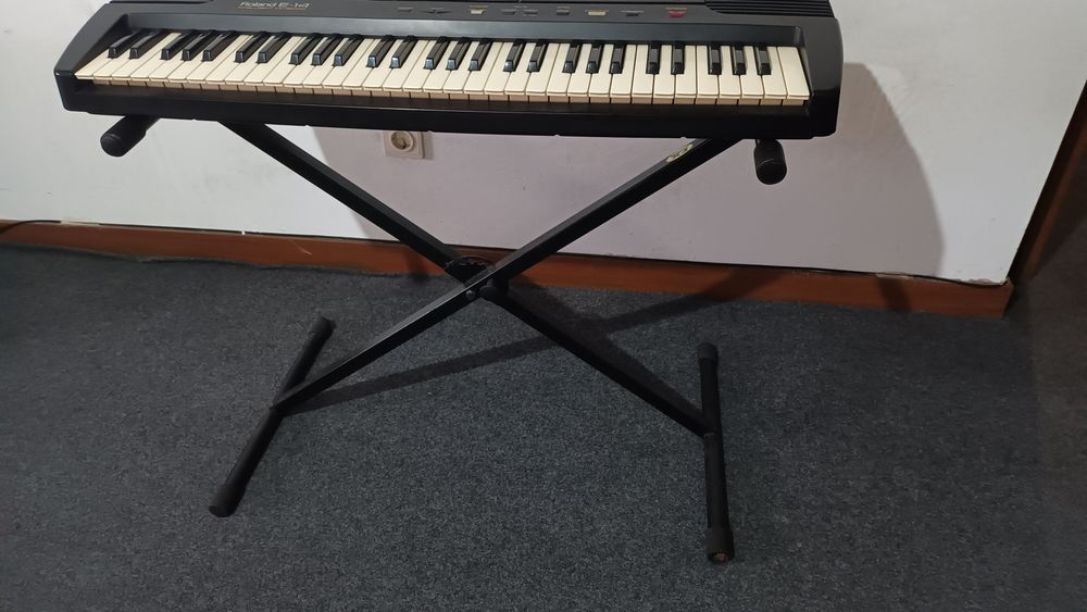 Teclado Roland E-14