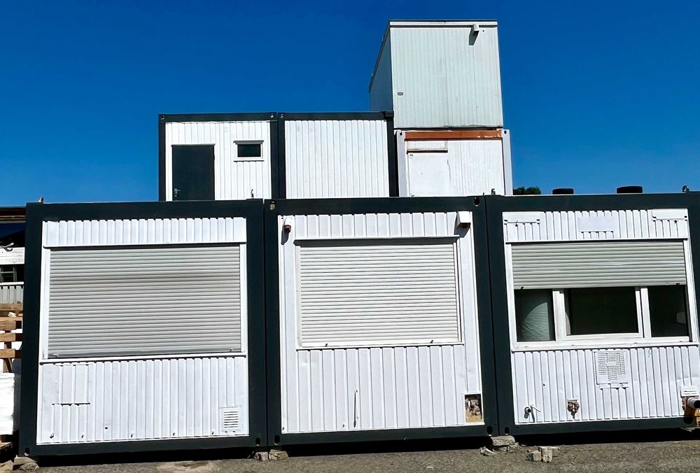 Zestaw odświeżonych i przestrzennych kontenerów biurowo- mieszkalnych