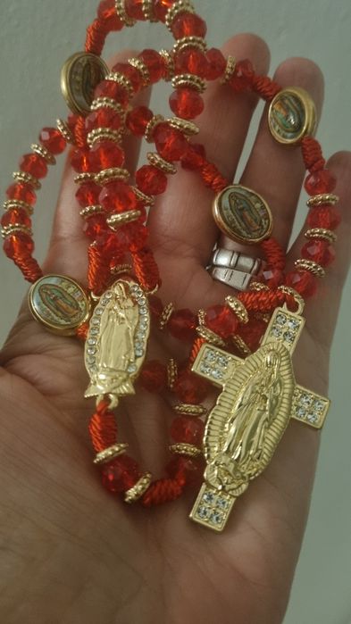 Cudny czerwony Różaniec z Gwadelupeupe