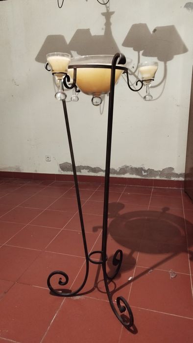Porta-velas em ferro forjado e vidro