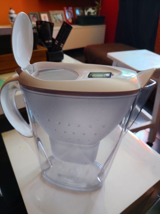 Faca elétrica flama e jarro de água brita
